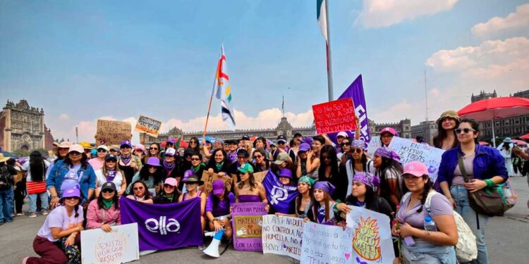 Mujeres pintan de violeta la CDMX para conmemorar el 8M