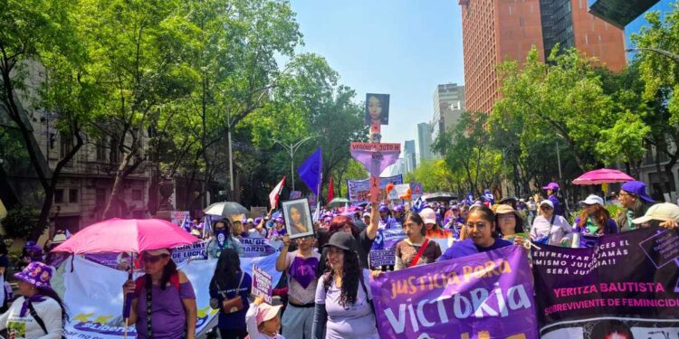 Mujeres pintan de violeta la CDMX para conmemorar el 8M