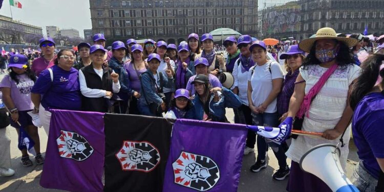 Mujeres pintan de violeta la CDMX para conmemorar el 8M