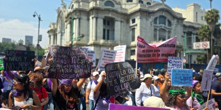Mujeres pintan de violeta la CDMX para conmemorar el 8M