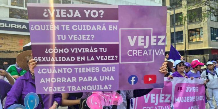 Mujeres pintan de violeta la CDMX para conmemorar el 8M