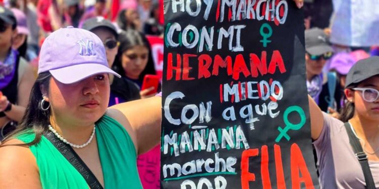 Mujeres pintan de violeta la CDMX para conmemorar el 8M
