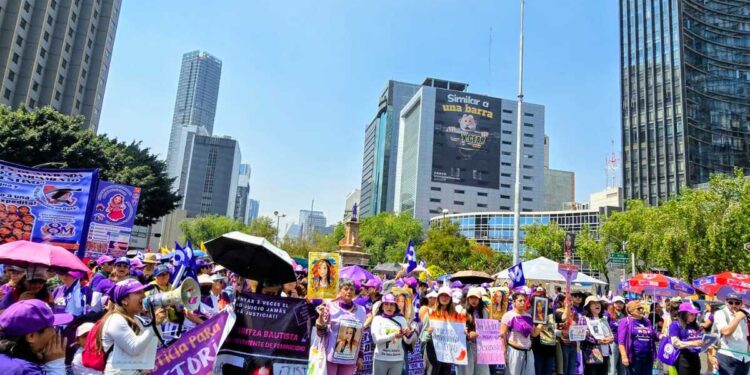 Mujeres pintan de violeta la CDMX para conmemorar el 8M