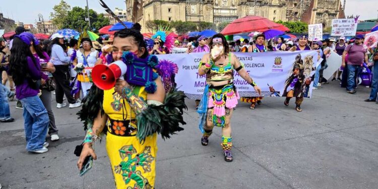 Mujeres pintan de violeta la CDMX para conmemorar el 8M