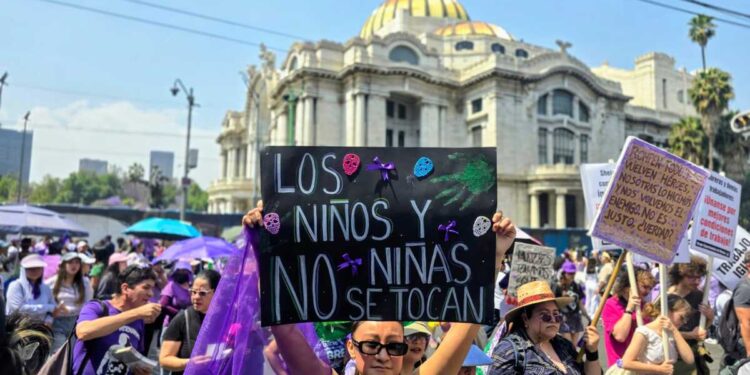 Mujeres pintan de violeta la CDMX para conmemorar el 8M