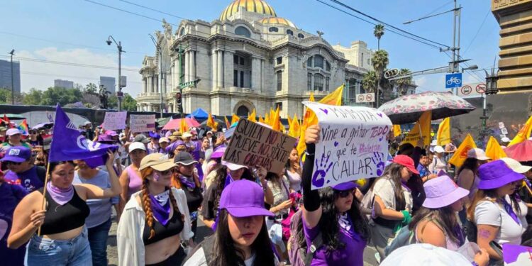Mujeres pintan de violeta la CDMX para conmemorar el 8M