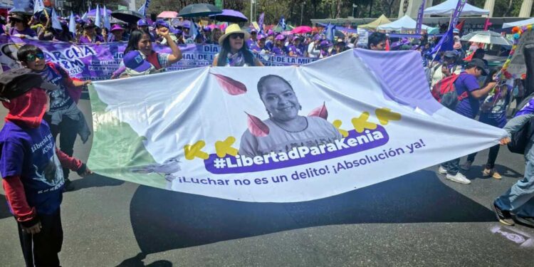 Mujeres pintan de violeta la CDMX para conmemorar el 8M