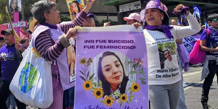 Mujeres pintan de violeta la CDMX para conmemorar el 8M