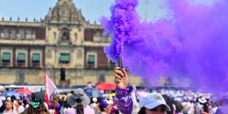 Mujeres pintan de violeta la CDMX para conmemorar el 8M