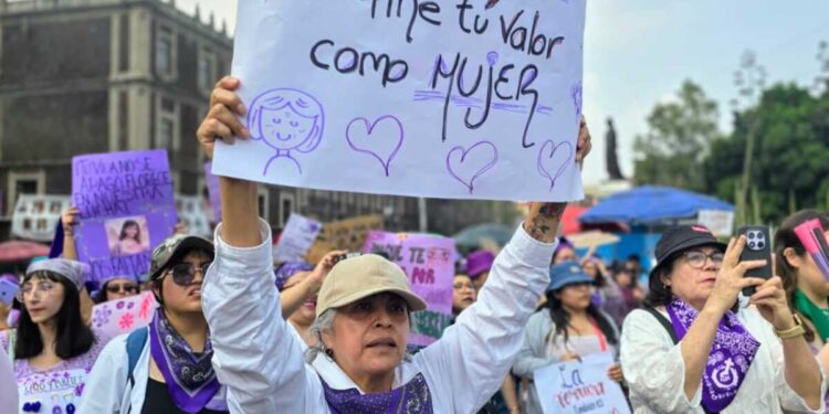 Mujeres pintan de violeta la CDMX para conmemorar el 8M