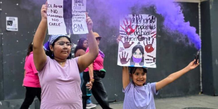 Mujeres pintan de violeta la CDMX para conmemorar el 8M