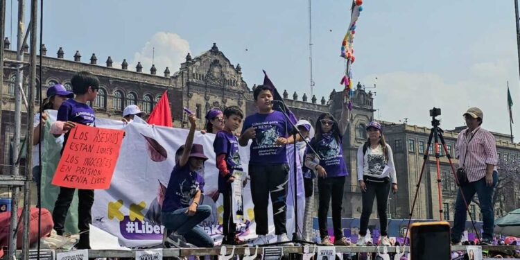 Mujeres pintan de violeta la CDMX para conmemorar el 8M