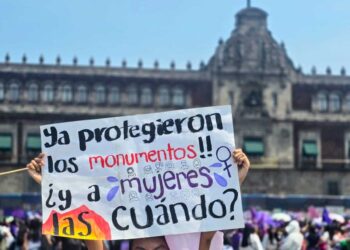 Mujeres pintan de violeta la CDMX para conmemorar el 8M