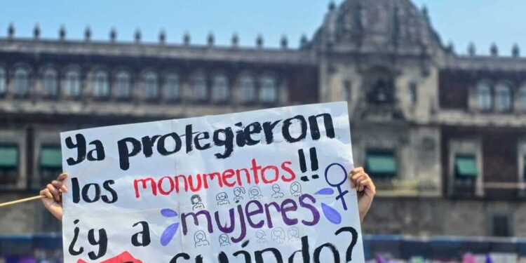 Mujeres pintan de violeta la CDMX para conmemorar el 8M