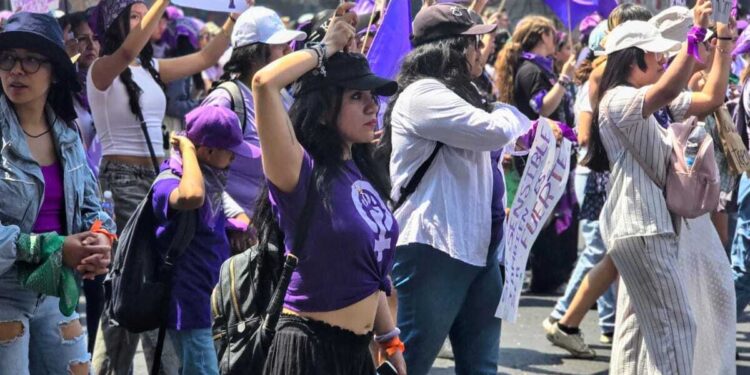Mujeres pintan de violeta la CDMX para conmemorar el 8M