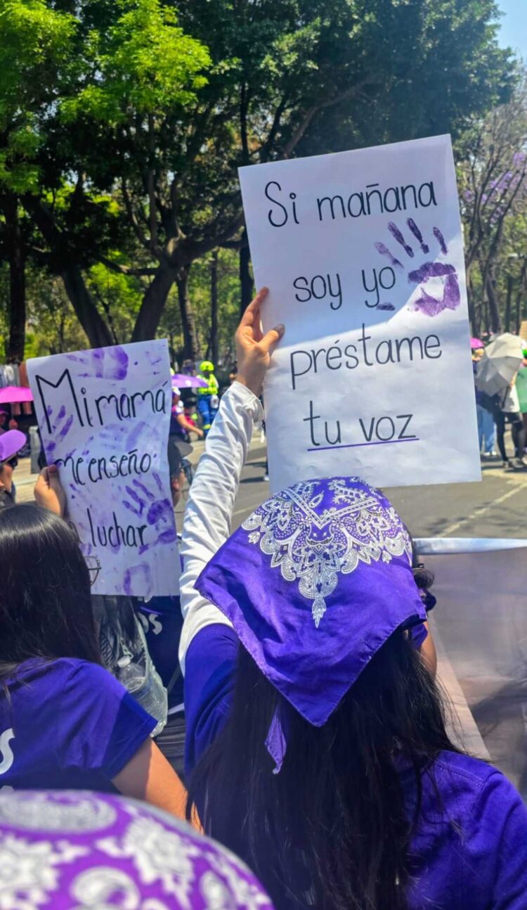 Mujeres pintan de violeta la CDMX para conmemorar el 8M