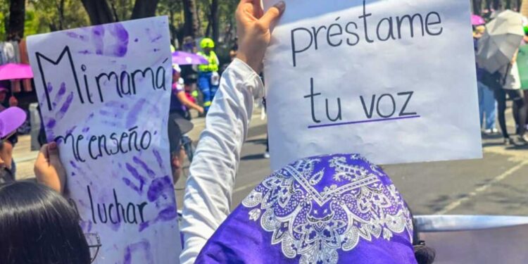 Mujeres pintan de violeta la CDMX para conmemorar el 8M