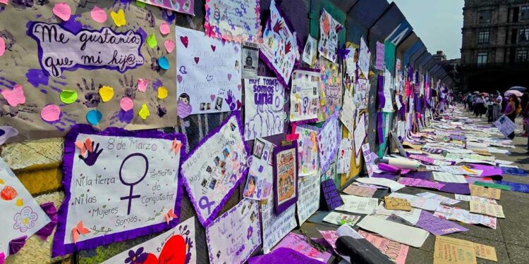 Mujeres pintan de violeta la CDMX para conmemorar el 8M