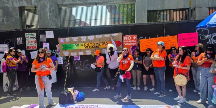 Mujeres pintan de violeta la CDMX para conmemorar el 8M