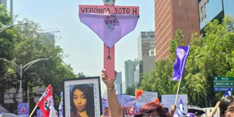 Mujeres pintan de violeta la CDMX para conmemorar el 8M