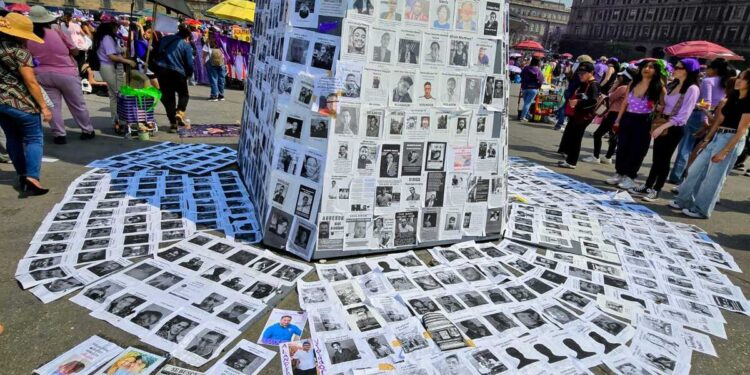 Mujeres pintan de violeta la CDMX para conmemorar el 8M