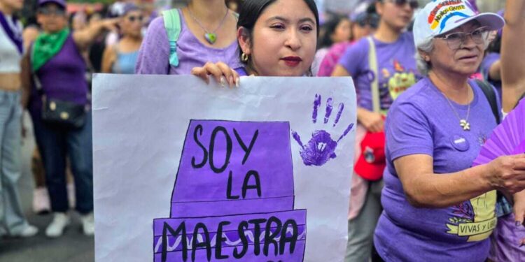 Mujeres pintan de violeta la CDMX para conmemorar el 8M