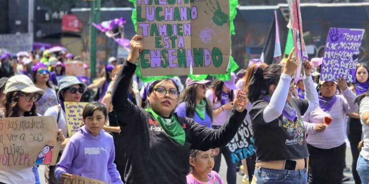 Mujeres pintan de violeta la CDMX para conmemorar el 8M