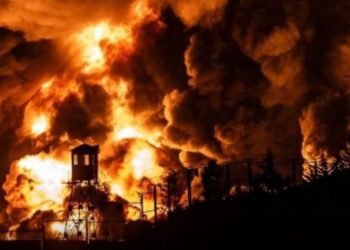 Depósitos petroleros arden cerca de Teherán.