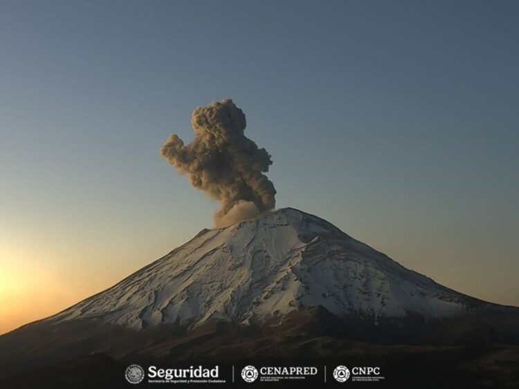 Alerta en la capital por caída de ceniza del Popocatépetl