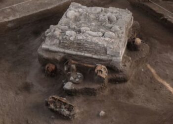 Arqueólogos del INAH descubrieron un altar tolteca con ofrendas humanas en Tula durante obras del Tren México-Querétaro. | AMEXI/FOTO: cultura.gob.mx