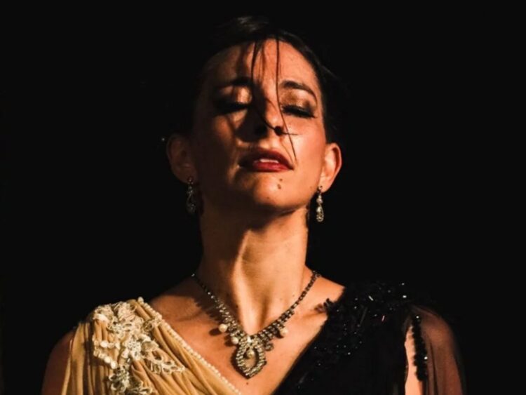 Ana Belén interpreta a Margot en “La dama del puerto”, una obra de tango y teatro que explora dilemas femeninos vigentes desde principios del siglo XX hasta hoy. | AMEXI/FOTO: IG @ladamadelpuerto