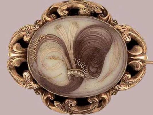 Antiguo guardapelo victoriano con un mechón del fallecido, fotografía tomada de la página galantiqua.com