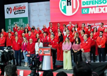 Se disculpa y ocupa su curul; Sergio Mayer dice que tiene derecho a regresar