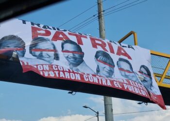 Aparecen lonas con imágenes de diputados que votaron en contra de reforma política federal en Oaxaca