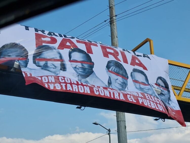 Aparecen lonas con imágenes de diputados que votaron en contra de reforma política federal en Oaxaca