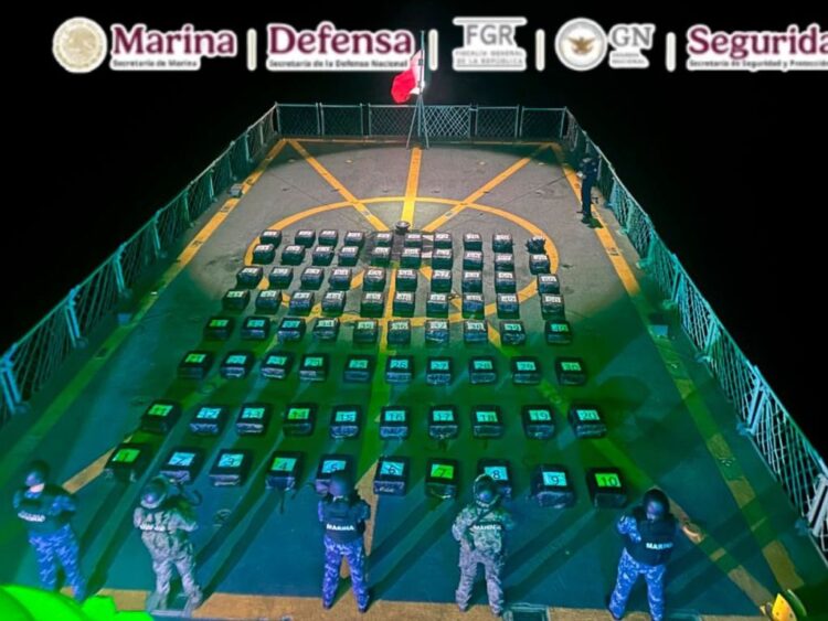 Asegura Marina casi dos toneladas de presunta cocaína frente a costas de Guerrero