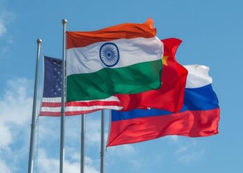 Nuevo mundo. Banderas de India, Estados Unidos, China y Rusia. AMEXI Foto Canva