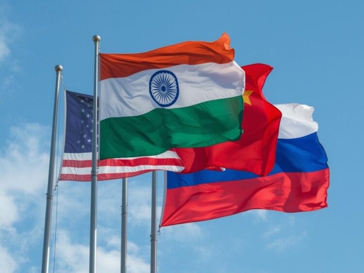 Nuevo mundo. Banderas de India, Estados Unidos, China y Rusia. AMEXI Foto Canva