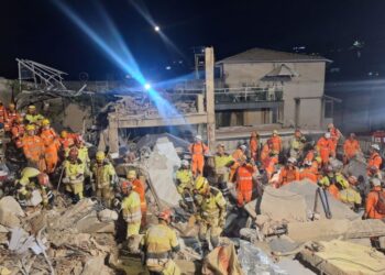 Bomberos buscan sobrevivientes en un edificio donde había una residencia para ancianos, en Belo Horizonte
