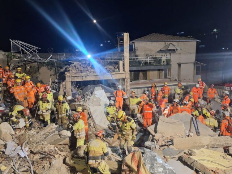 Bomberos buscan sobrevivientes en un edificio donde había una residencia para ancianos, en Belo Horizonte