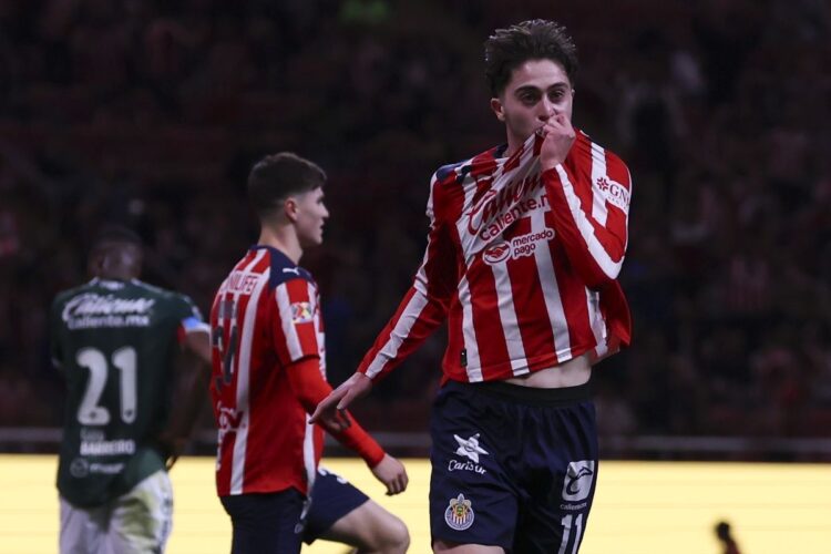 Chivas imparable, golea 5-0 a León y es otra vez superlíder