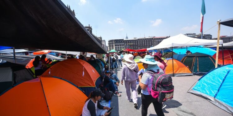 Así el primer día del paro de la CNTE en el Zócalo de la CDMX