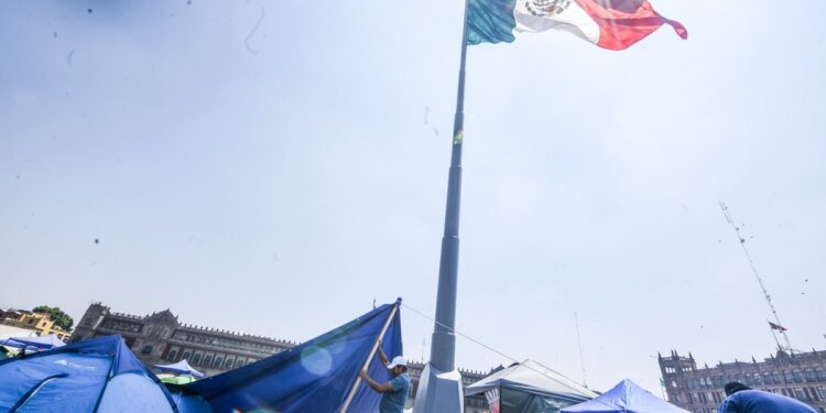 Así el primer día del paro de la CNTE en el Zócalo de la CDMX