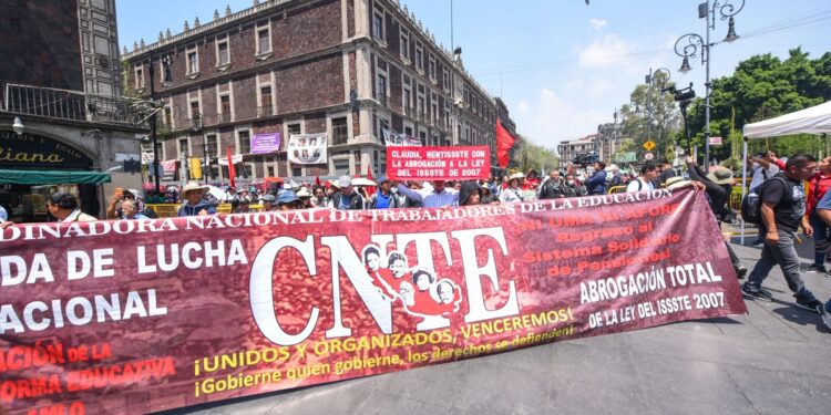 Así el primer día del paro de la CNTE en el Zócalo de la CDMX