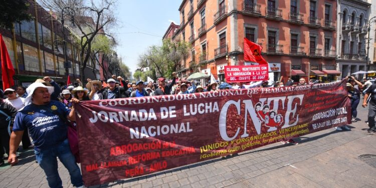 Así el primer día del paro de la CNTE en el Zócalo de la CDMX