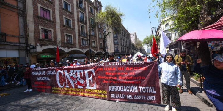 Así el primer día del paro de la CNTE en el Zócalo de la CDMX