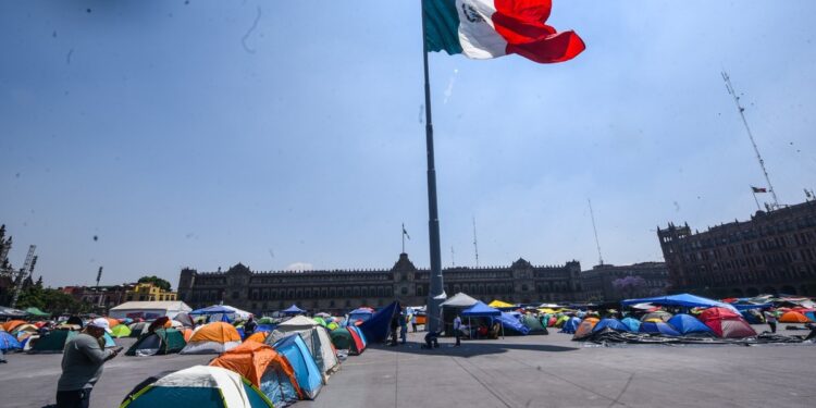 Así el primer día del paro de la CNTE en el Zócalo de la CDMX