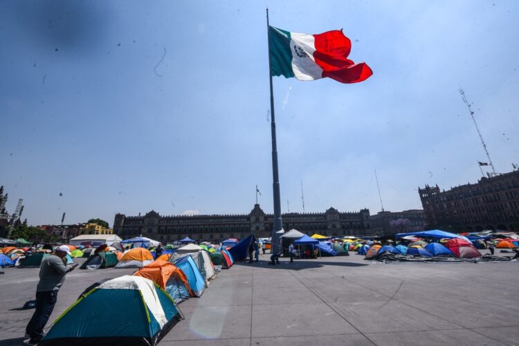 México, 18 de marzo de 2026. Plantón de la CNTE en el Zócalo capitalino. AMEXI/Foto: Alejandro Meléndez