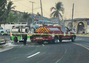 Camioneta de transporte publico de Acapulco incendiada por el crimen organizado. AMEXI Foto RRSS