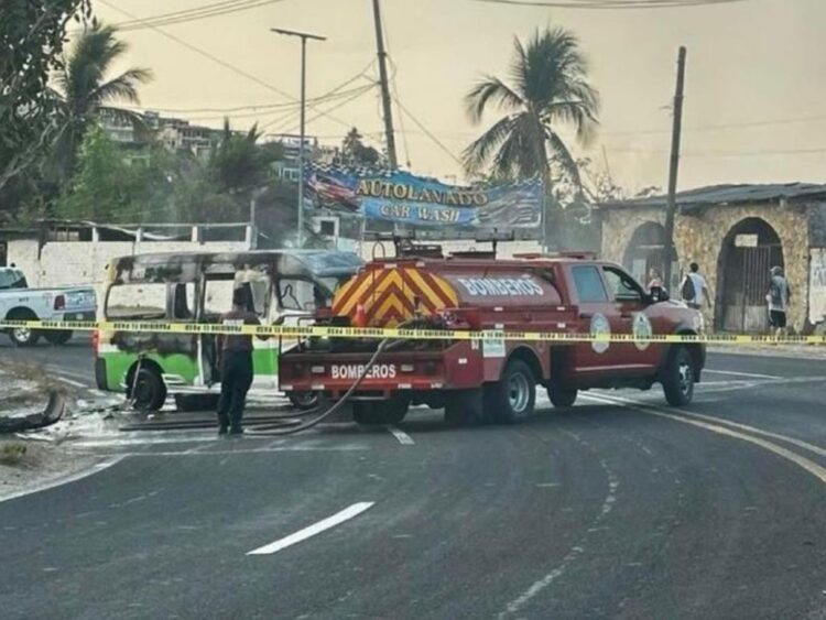 Camioneta de transporte publico de Acapulco incendiada por el crimen organizado. AMEXI Foto RRSS